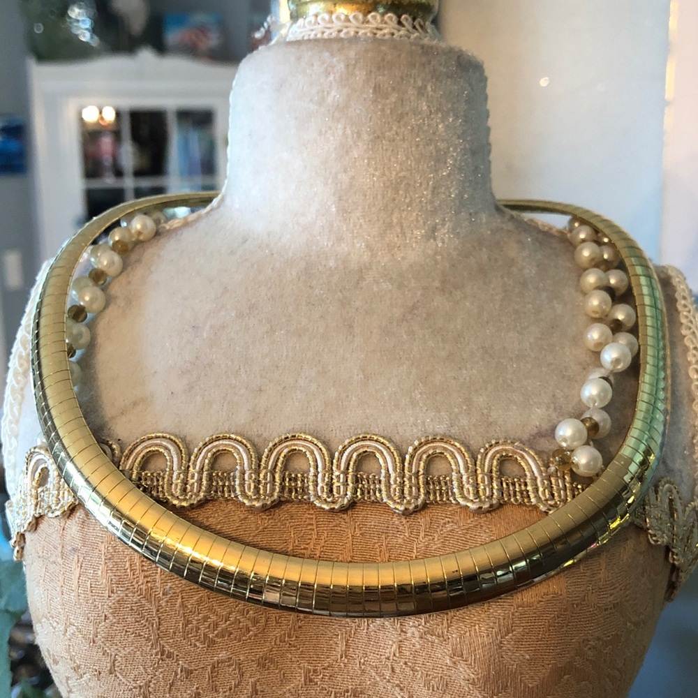 Elegant Gold tone Collar Necklace.